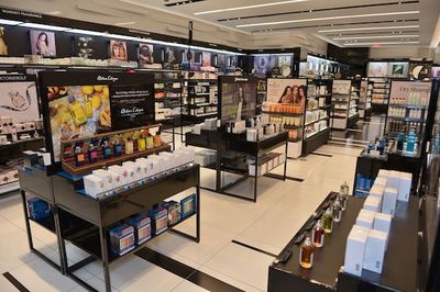 為什么化妝品商店越長越像？一場精心設計的心理游戲